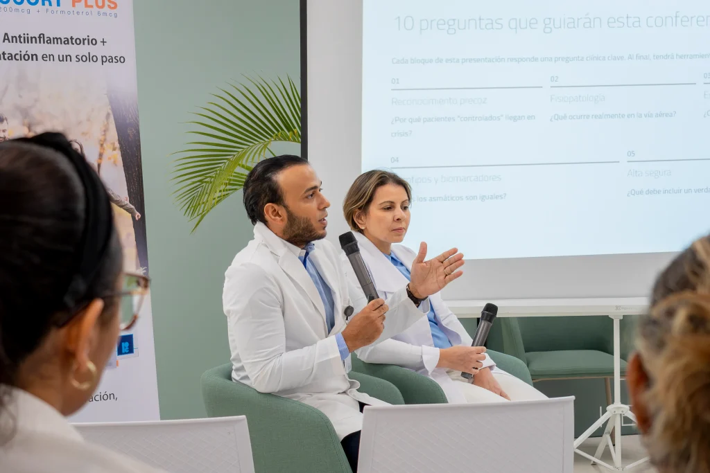 Jornada de actualización médica en el Hospital HEMA sobre el manejo del asma en emergencias, impartida por la Dra. Wanda Almonte y el Dr. Tulio Núñez en Santiago de los Caballeros.